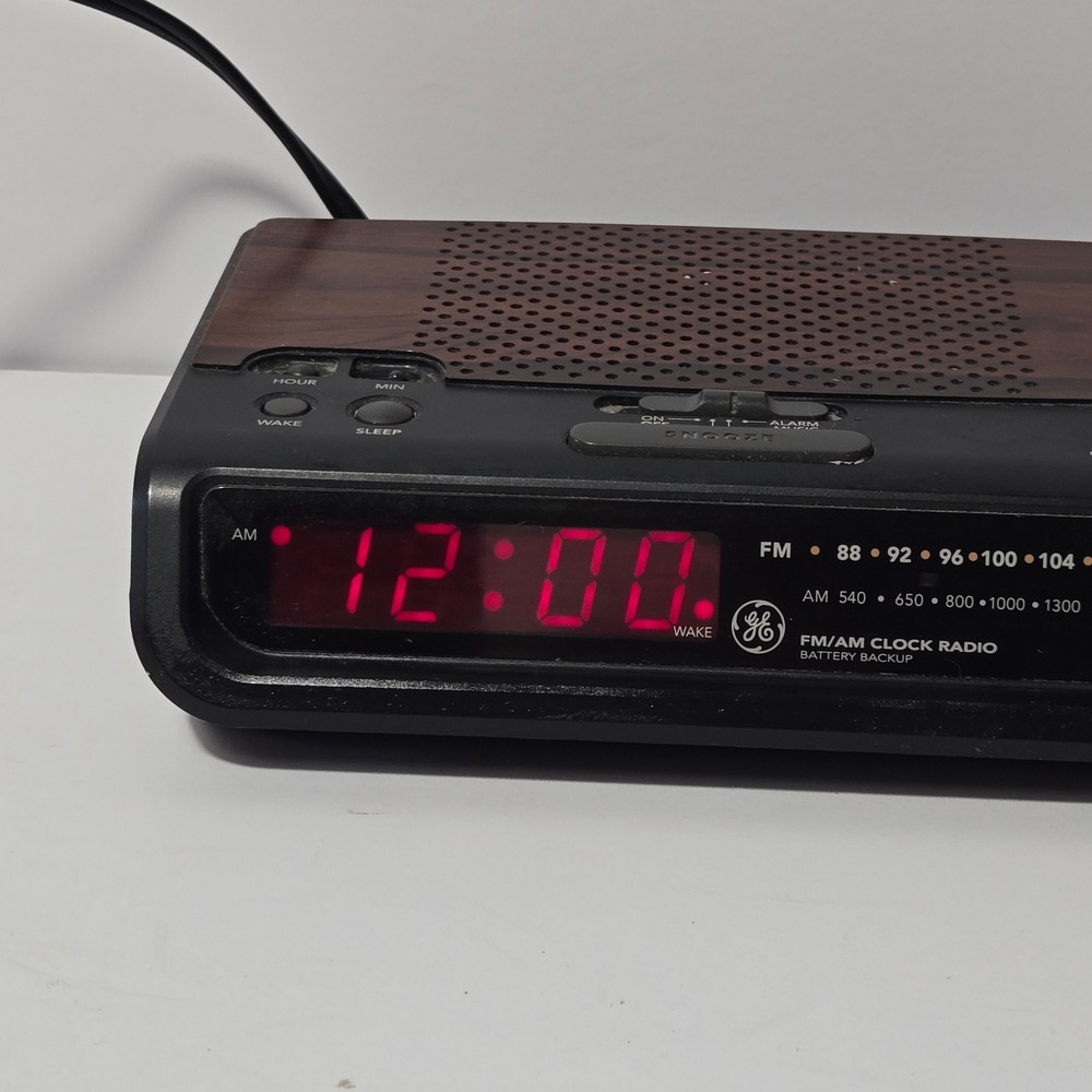 GE Vintage FM AM Clock Radio Wood Grain Red LED Display Model 7-4613A Black